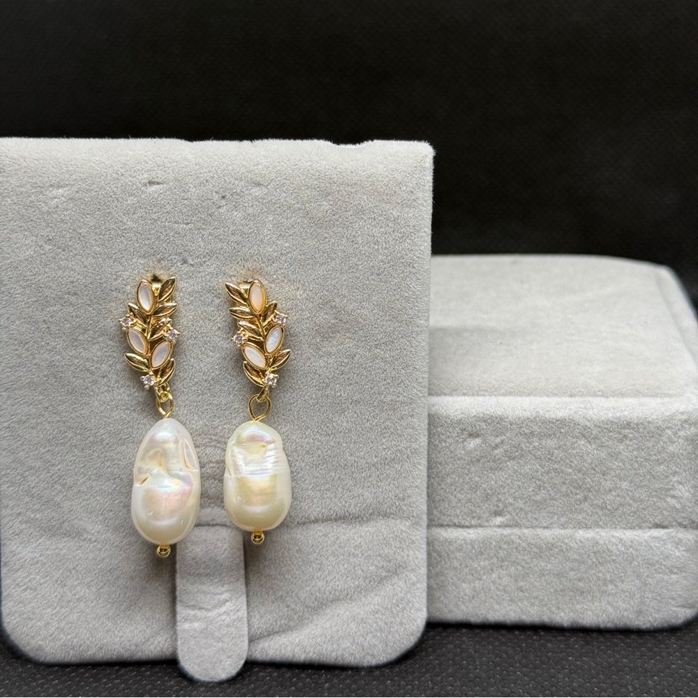 Elegant Gold and Pearl Drop Earrings